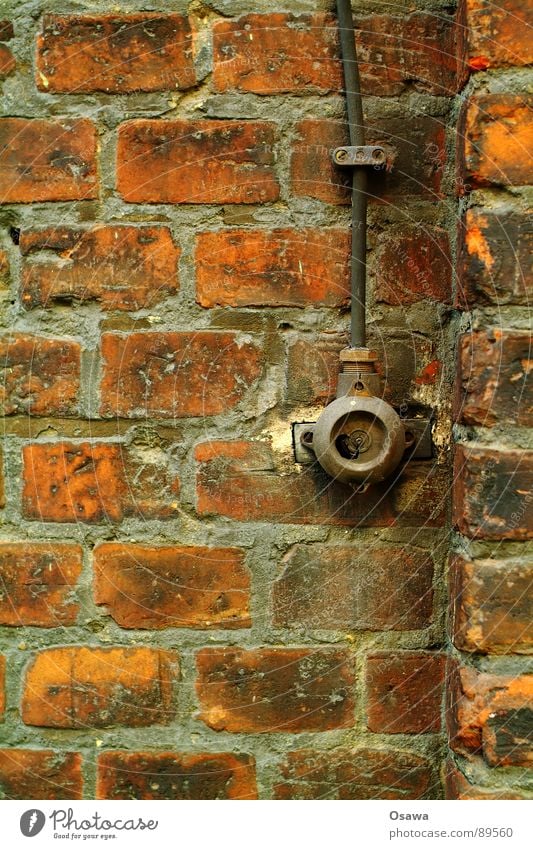 Lichtschalter Wand Mauer Backstein Kabel Schalter kaputt vergangen verfallen Detailaufnahme aus Ende Architektur