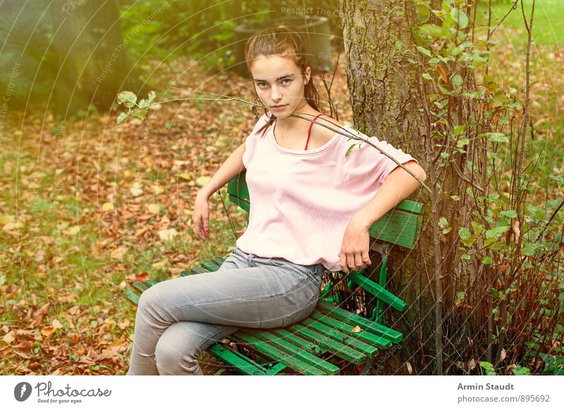 Watwillste Lifestyle Erholung Mensch feminin Frau Erwachsene Jugendliche 1 13-18 Jahre Kind Natur Herbst Baum Blatt Herbstlaub Garten Park Wald Jeanshose