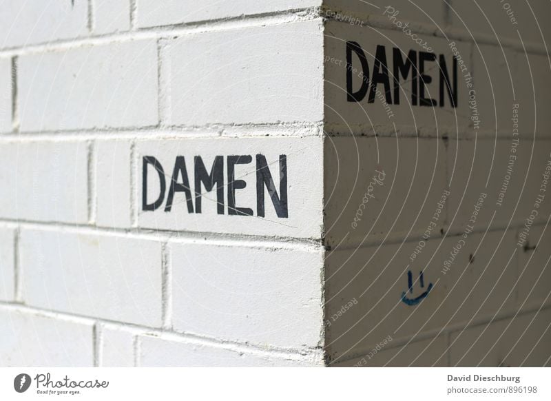 DaMen? feminin Haus Mauer Wand Fassade Stein Zeichen Schriftzeichen Schilder & Markierungen grau schwarz weiß Dame Toilette Geschlecht Damentoilette Stadtleben