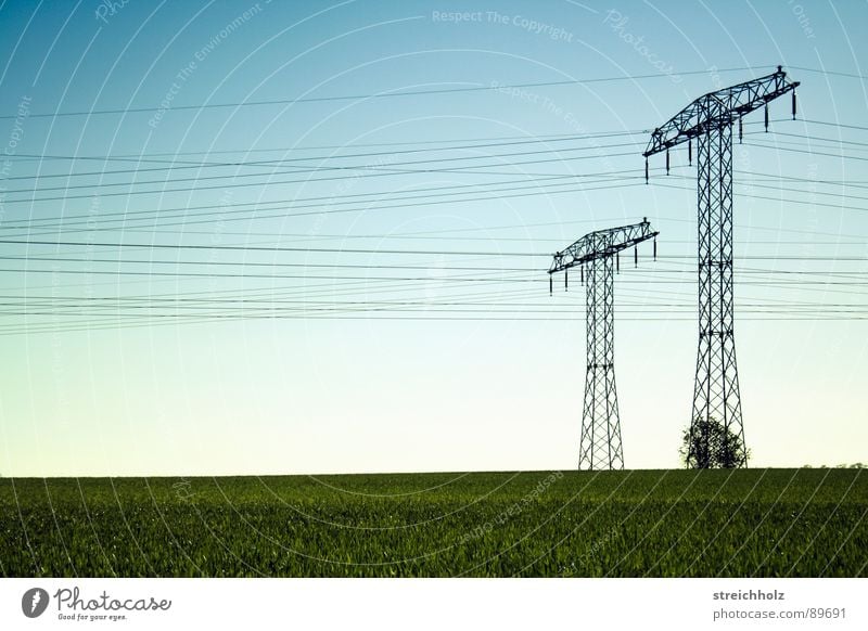 Fernstrom 2 Optimismus Wiese Hoffnung Dorfwiese Gras Reichweite grün Gemeindeland Spannweite Ferne resignieren Waldwiese Ausmaß Strommast Stahl Industrie