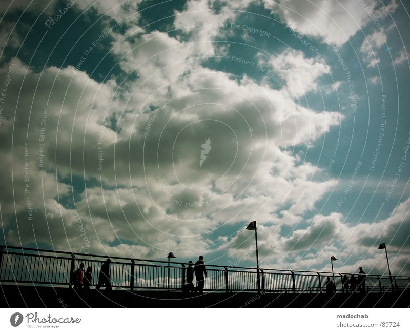 ÜBERQUEREN Himmel Wolken schlechtes Wetter himmlisch Götter Unendlichkeit Mensch Leben Laterne gehen Herbst nass kalt Romantik Zusammensein Überqueren kreuzen