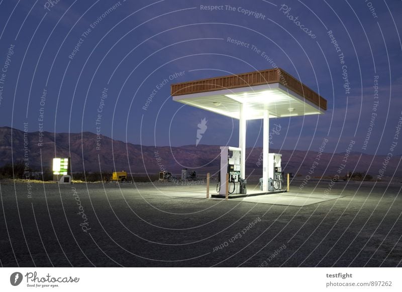 tankstelle (bei dunkelheit) Umwelt Natur Landschaft Wüste Death Valley National Park Verkehr Verkehrswege Straße alt Dienstleistungsgewerbe Verfall Tankstelle