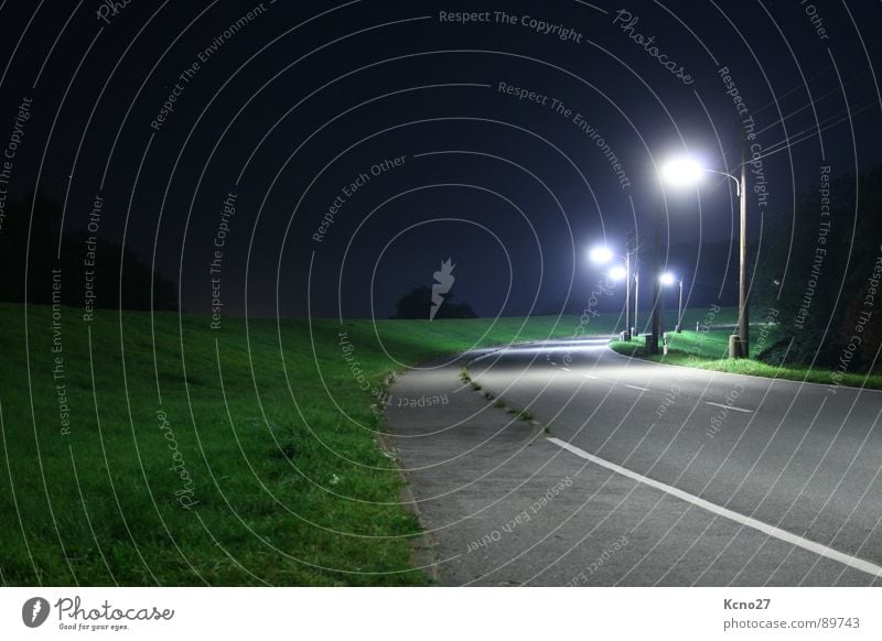 Am Ende ist das Licht Nacht Einsamkeit Laterne dunkel Verkehrswege Straße