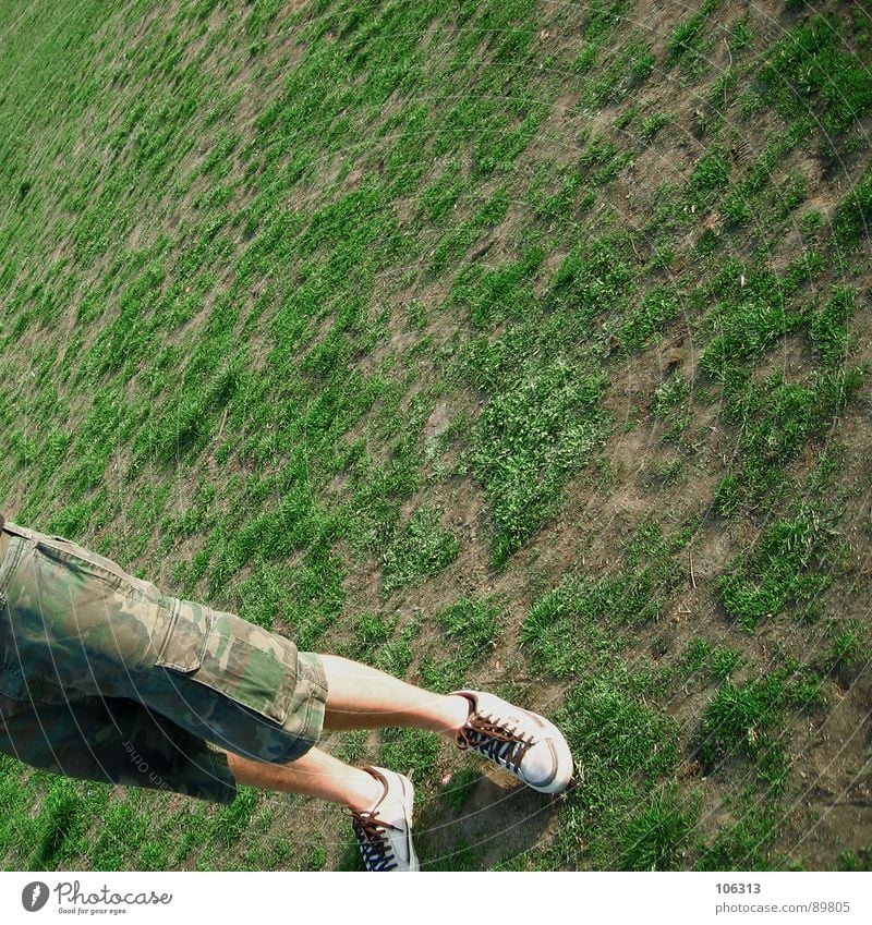 SCHIEFLAGE [unten®] Hose Tarnung Schuhe Wade Wiese grün Park Mann Feld Alaunpark Dresden Neustadt organisch braun beige Sommer Physik Grasbüschel Steppe