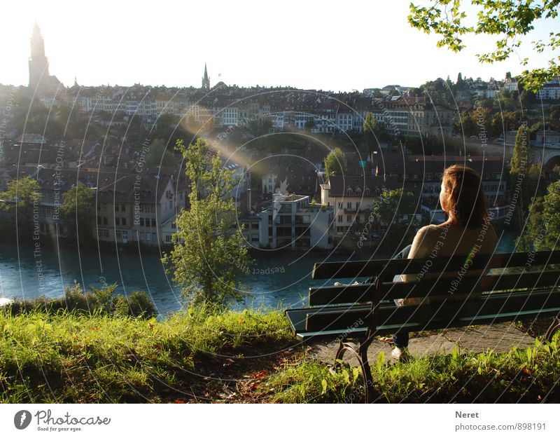 Blick auf Bern Mensch feminin Junge Frau Jugendliche 1 13-18 Jahre Kind Schönes Wetter Fluss Stadt Hauptstadt Stadtrand Haus beobachten Denken Erholung