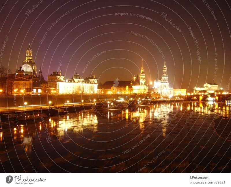 dresdner altstadt im winter 2 Dresden Elbufer Brühlsche Terrasse Winter Nacht ruhig Wahrzeichen Denkmal Altstadt Elbe Eis Silhouette Frauenkirche Bewegung