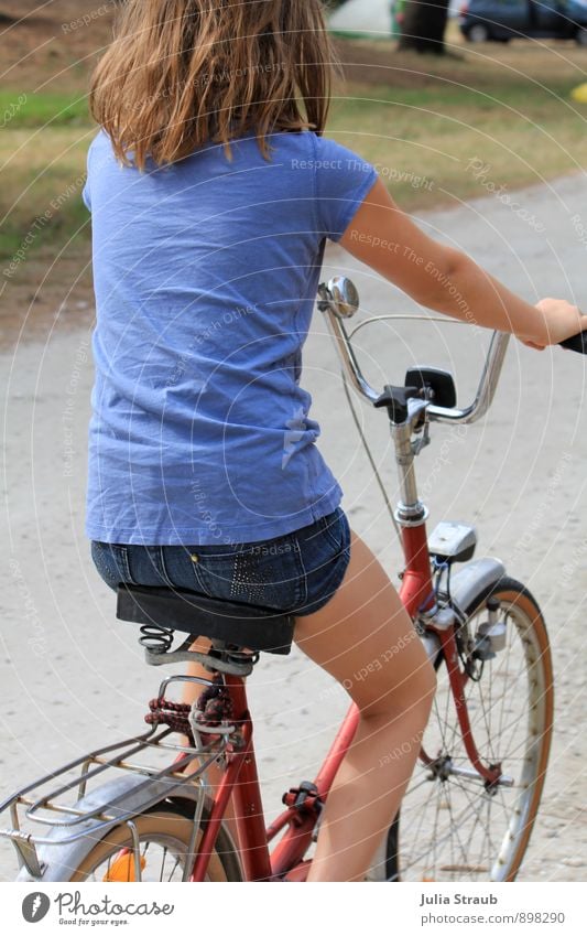 rotes rad Fahrradfahren feminin Mädchen Jugendliche 1 Mensch 13-18 Jahre Kind T-Shirt brünett trendy retro blau alt Hippie Farbfoto Außenaufnahme Tag