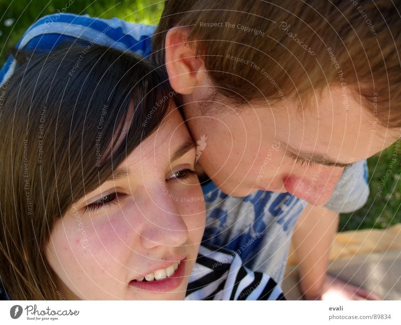 pique-nique dans le jardin Picknick Frühling Sommer Frau Mann genießen Denken Luft Wiese Gras Zusammensein springen grinsen Erholung Jugendliche Garten Auge