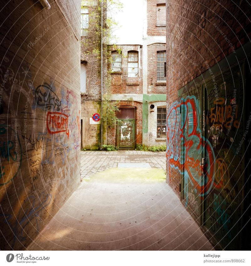 gasse Stadt Haus Industrieanlage Fabrik Mauer Wand Fassade Fenster Tür dunkel Gasse eng Graffiti Backstein Farbfoto Gedeckte Farben Außenaufnahme Licht Schatten