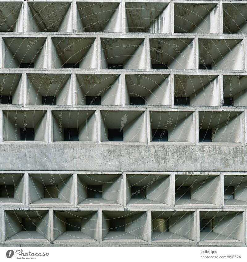 monotonie in der südsee Mauer Wand grau Beton Fassade Fächer Autofenster trist Rechteck Geometrie Farbfoto Gedeckte Farben Außenaufnahme Licht Schatten Kontrast