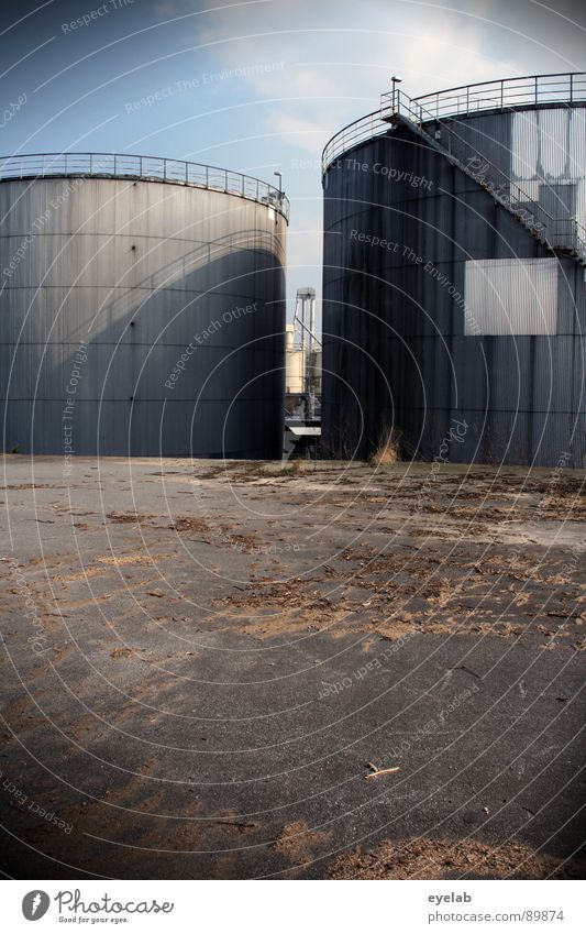 Ich bin 2 Öltanks ! Gasometer Tank Raffinerie Gelände Industriegelände Vorrat Sammlung Rohstoffe & Kraftstoffe Blech Wellblech Arbeit & Erwerbstätigkeit Teer