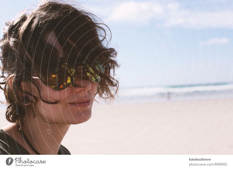 Je me sauve feminin androgyn Kopf Haare & Frisuren 1 Mensch Natur Erde Wasser Himmel Sonne Sommer Schönes Wetter Küste Nordsee Ostsee Meer Lächeln Blick warten