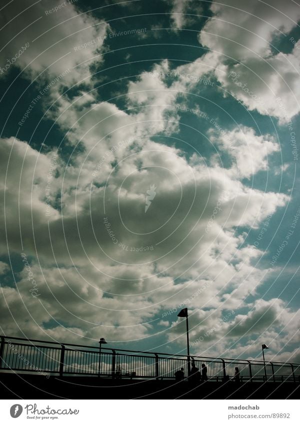 ÜBERQUEREN Himmel Wolken schlechtes Wetter himmlisch Götter Unendlichkeit Mensch Leben Laterne gehen Herbst nass kalt Romantik Zusammensein Überqueren kreuzen