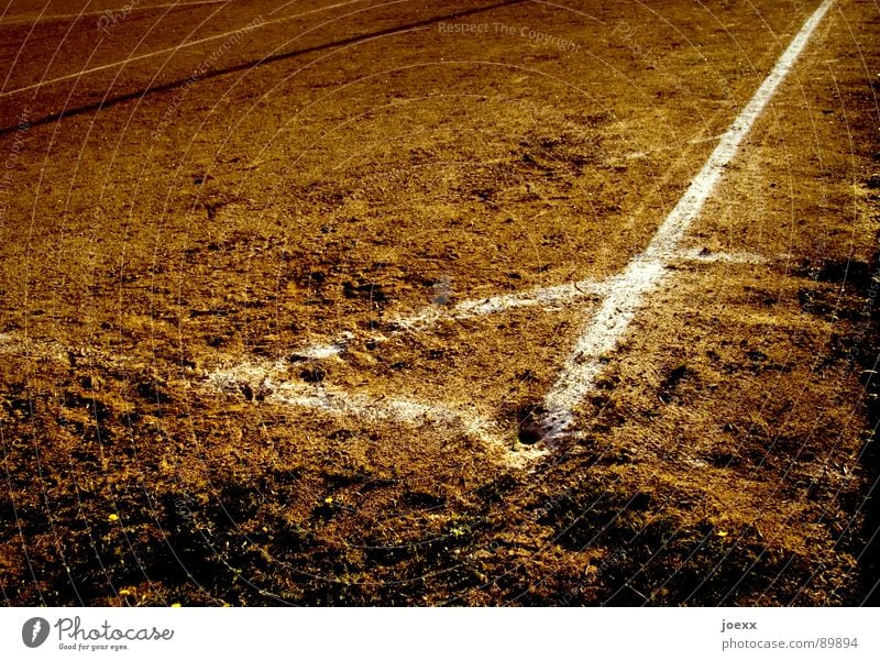 Winkeldreieck Ecke braun Eckstoß Erdloch Feld Fußballplatz Hartplatz Platz Am Rand Sandplatz dreckig Spielen Sportplatz Staub staubig Streifen trocken Dürre