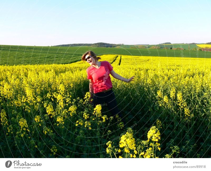 mein Baby #1 springen Freizeit & Hobby hüpfen klein süß Frau Sonnenbrille Raps Feld Frühling Diesel Kohlendioxid Klimawandel gelb Streifen Stengel Sauerstoff