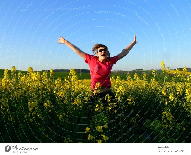 Mein Baby #2 springen Freizeit & Hobby hüpfen klein süß Frau Sonnenbrille Fröhlichkeit Raps Feld Frühling Diesel Kohlendioxid Klimawandel gelb Streifen Stengel