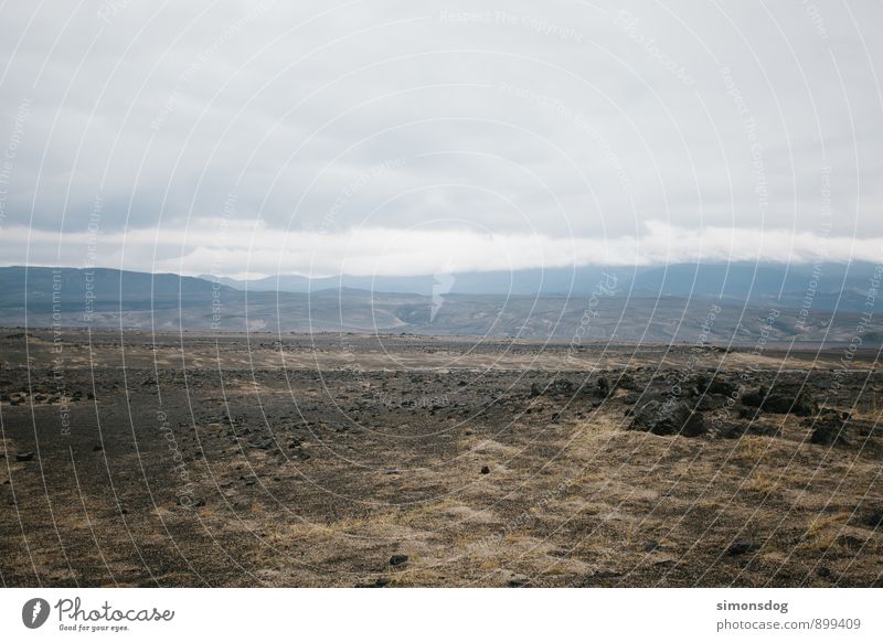 I'm in Iceland. Natur Landschaft Urelemente Erde Wolken Felsen Berge u. Gebirge trist grau Endzeitstimmung Vulkanlandschaft Island vulkanisch leer Stein