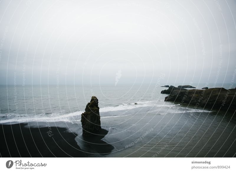 I'm in Iceland. Landschaft Urelemente Wasser Wolken Horizont Küste Strand Meer Idylle Ferien & Urlaub & Reisen Island Wellen Felsen schwarz Widerstandskraft