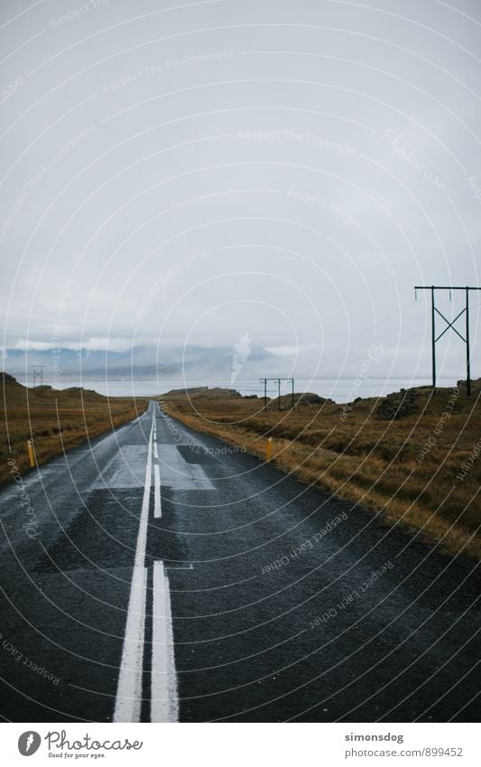 I'm in Iceland. Landschaft Wolken Horizont Herbst Verkehrswege Straße Freiheit Idylle Ferien & Urlaub & Reisen Strommast Hochspannungsleitung geradeaus Ferne