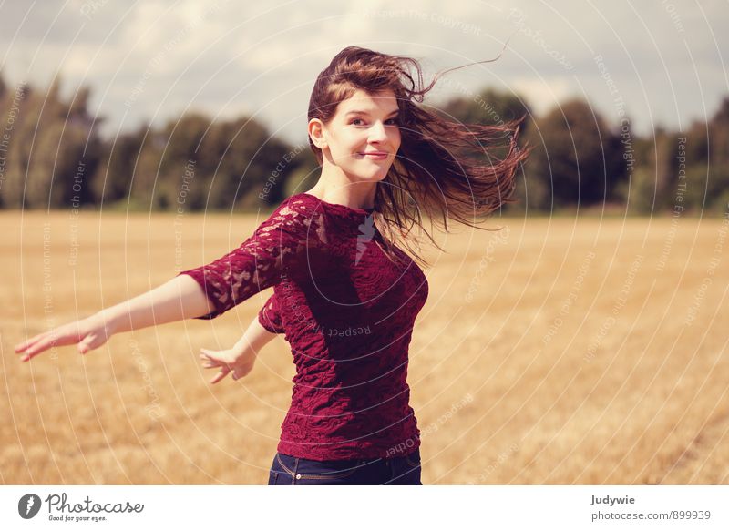 Mit dem Wind Freude Glück schön Sommer Sonne Sport Fitness Sport-Training Mensch feminin Junge Frau Jugendliche Erwachsene 18-30 Jahre Umwelt Natur Herbst Feld