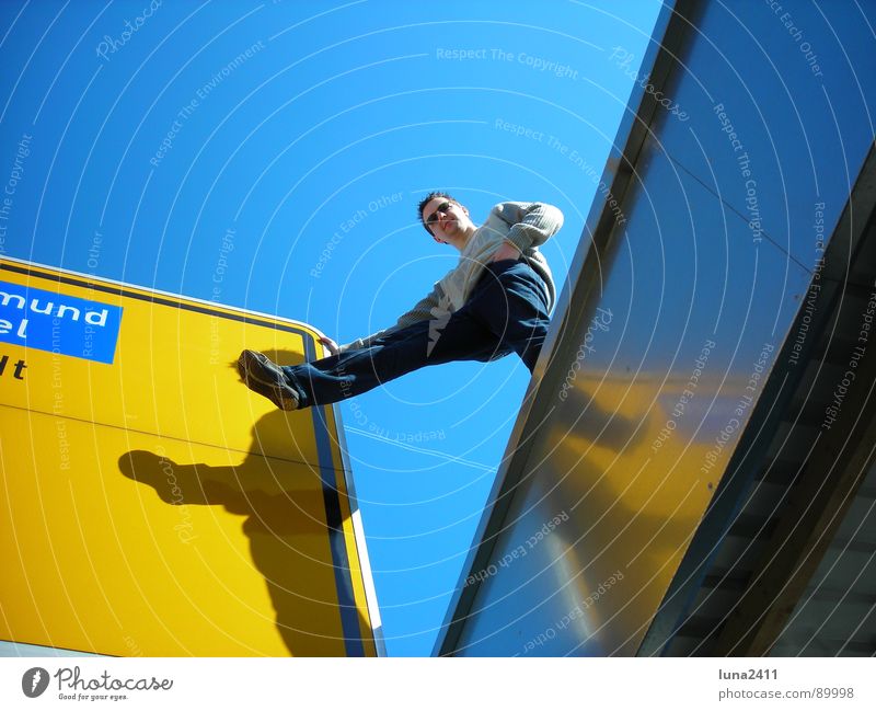 Weg weisend ... Straßennamenschild Garage Dach gelb Mann ausgestreckt lässig Schilder & Markierungen Wegweiser Hinweisschild blau Himmel Schatten Beine