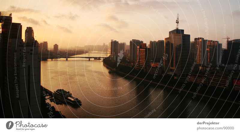 Goldene Zeit Shanghai China Sonnenuntergang Wasserfahrzeug Hochhaus Wolken Antenne Asien Stimmung Brücke millionstadt Fluss River Abend Hochäuser Himmel blau