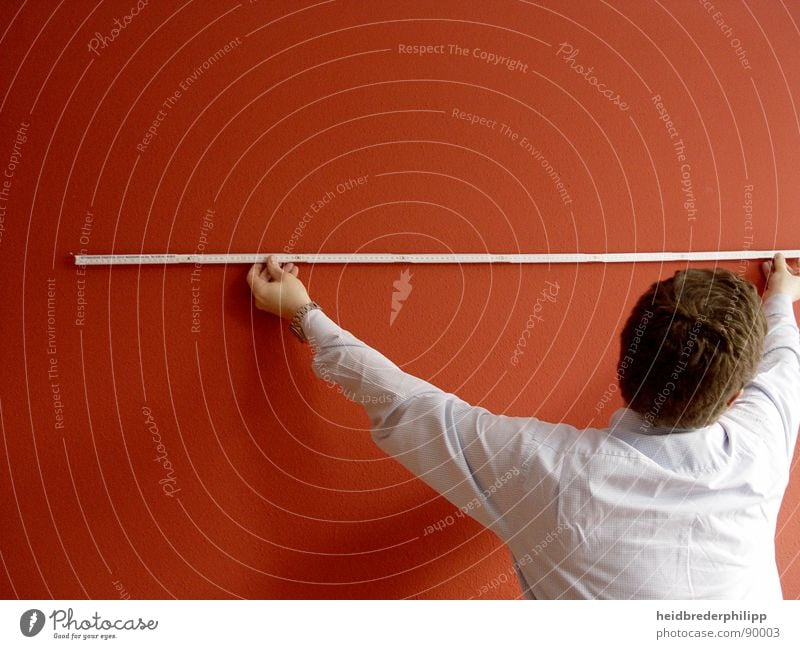 Maßnehmen rot Mann Wand messen Maßband weiß Farbe Linie