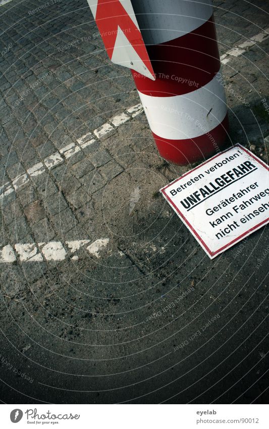 Gefahrenhinweise jetzt endlich auch für gefallene Personen Asphalt Teer Streifen weiß schwarz grau gefährlich rot Säule Reflektor Blech Text Typographie Sand