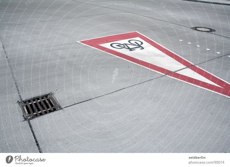 Vorplatz Asphalt Beton Fahrbahn Straßenbelag Platz Parkplatz Fahrbahnmarkierung Teer Fuge Gully rund eckig Fahrrad Fahrradweg Verkehrszeichen leer Menschenleer