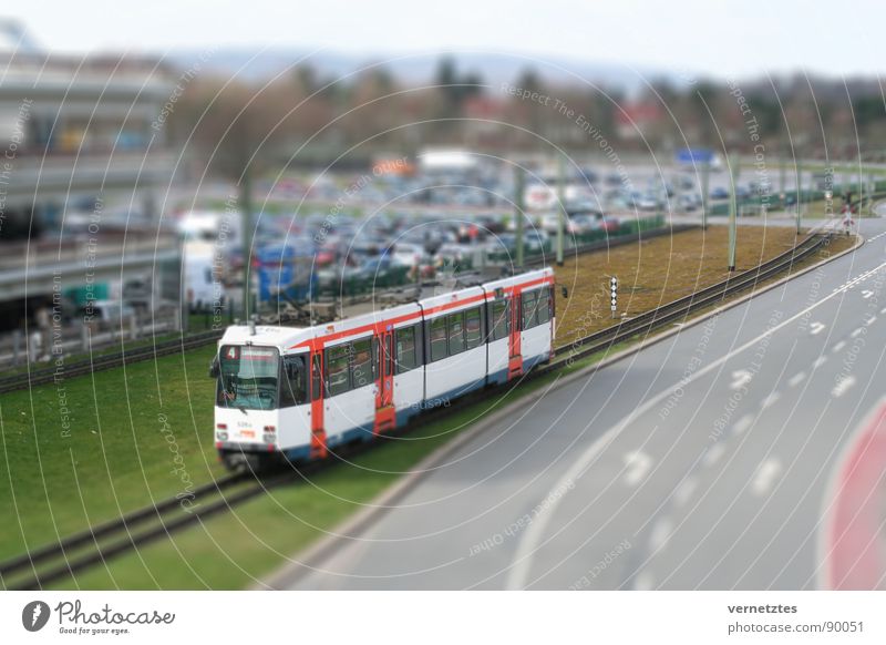 Miniaturisiertes II Straßenbahn Gleise Oberleitung Parkplatz Parkhaus Ampel Modellbau Spielzeug Bielefeld Bahnhof Verkehr PKW Mischung Miklos Gaal Muster