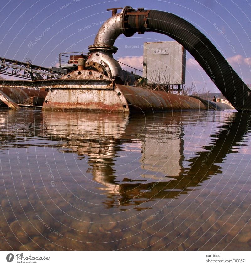 Herz-Kreislaufsystem Kiesgrube Ponton Rost Reflexion & Spiegelung 2 Pumpe abpumpen trockenlegen Saugrohr Im Wasser treiben Schlauch industriell Tank Pumpstation