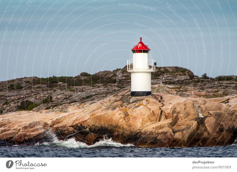 Leuchttürmchen in den Schären Umwelt Natur Landschaft Urelemente Sommer Schönes Wetter Hügel Felsen Wellen Küste Seeufer Fjord Ostsee Meer Leuchtturm