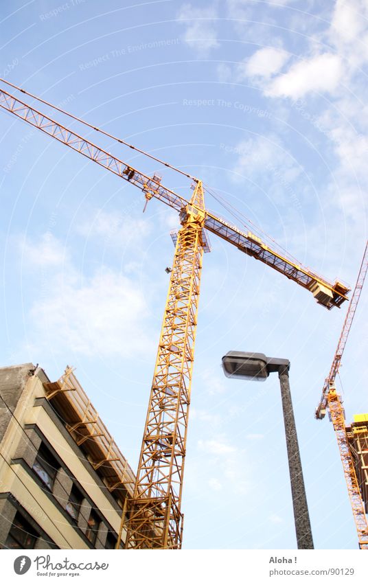 Hebevor - 'Kran' - richtung Hebevorrichtung Kranfahrer Baustelle Maschine Wolken Laterne Umbauen Gebäude Haus Führerhaus Neubau planen Bürogebäude heben senken