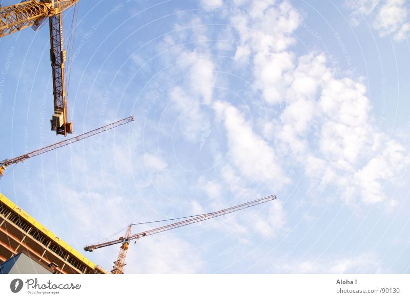 richtungsweisende Baustelle Kran Hebevorrichtung Kranfahrer Maschine Wolken Umbauen Gebäude Haus Führerhaus Neubau planen Bürogebäude heben senken Bauarbeiter