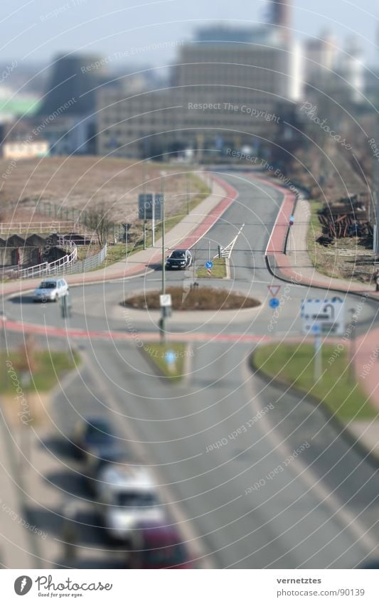 Miniaturisiertes III Parkplatz Kreisverkehr Modellbau Spielzeug Bielefeld Stadtwerke Verkehrswege Straße PKW Miklos Gaal Muster Bahnhof