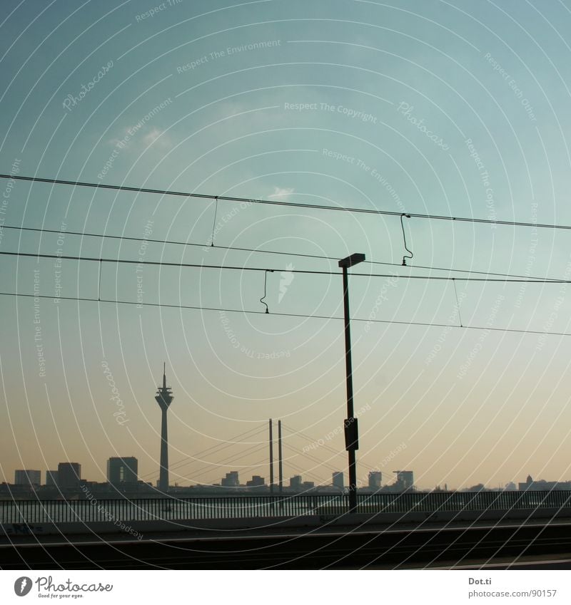 und ewig rauscht der Rhein Sightseeing Städtereise Wasser Himmel Fluss Stadt Skyline Menschenleer Hafen Brücke Turm Gebäude Architektur Wahrzeichen Straße