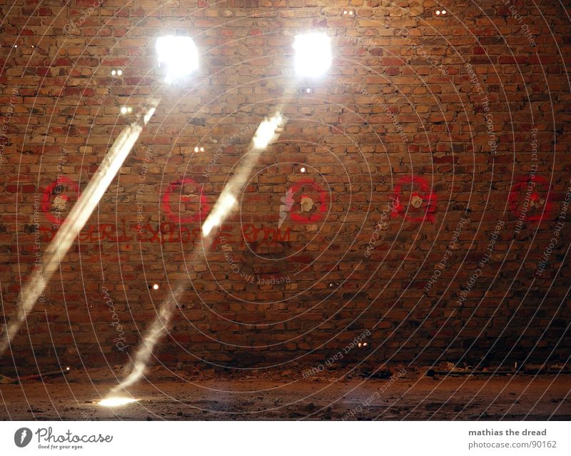 Licht Sonnenlicht Strahlung Sonnenstrahlen dunkel Mauer Wand Loch 2 Staub staubig Backstein rot dreckig Raum verfallen Lichterscheinung Wärme hell Lichtschein