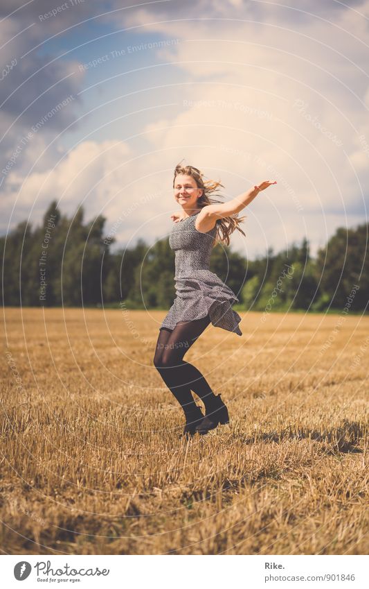 Freiheitssinn. Lifestyle Leben Mensch feminin Junge Frau Jugendliche Erwachsene Körper 1 13-18 Jahre Kind 18-30 Jahre Umwelt Natur Sommer Feld Kleid blond