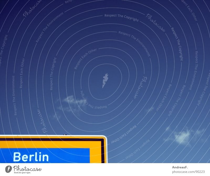 Richtung Berlin? Regierung Autobahn Stadt Hauptstadt Merkel Kanzler Deutschland Himmel blau Straße Schilder & Markierungen