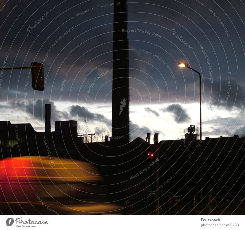 Schornstein und Huschendes vor Abendhimmel Farbfoto Außenaufnahme Licht Kontrast Langzeitbelichtung Fabrik Industrie Himmel Wolken Horizont Regen Gewitter