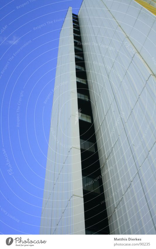 URLAUBSTRÄUME Hotel Strand Ferien & Urlaub & Reisen Fehmarn Beton staunen Entsetzen hoch Hochhaus Fassade trist Abfertigung Landschaftsgestaltung Blauer Himmel