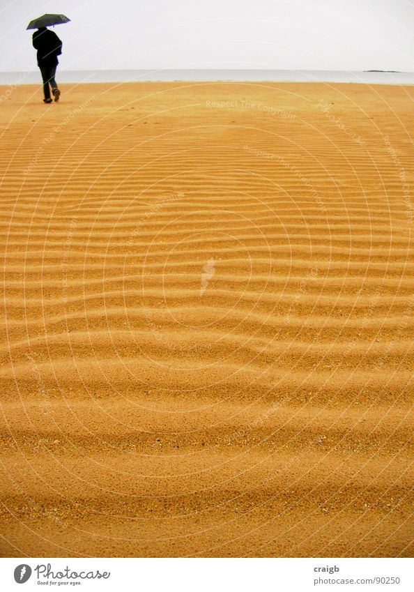 McBeachy ripples Strand Regenschirm Badestelle Meer Küste Frau Einsamkeit abgelegen abgehoben Gelassenheit einheitlich Trauer Verzweiflung Erde Sand rain