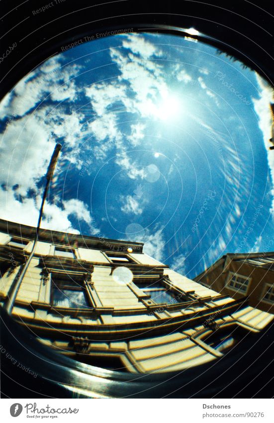 HEIM Glück Sommer Sonne Himmel Stadt Altstadt Fassade Straße Abenteuer Wuppertal Sommertag Himmelwärts Dschones Lomografie Fischauge Blick