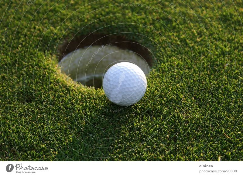 Close To The Hole Natur Makroaufnahme grün Golfball Ballsport Freizeit & Hobby sporty Sport round white small dimples hole wonderfull grass freedom fun money