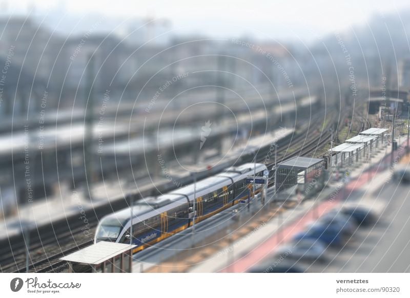 Miniaturisiertes IV Eisenbahn Gleise Bahnsteig Parkplatz Modellbau Spielzeug Bielefeld Bahnhof Verkehr Straße PKW Miklos Gaal Muster