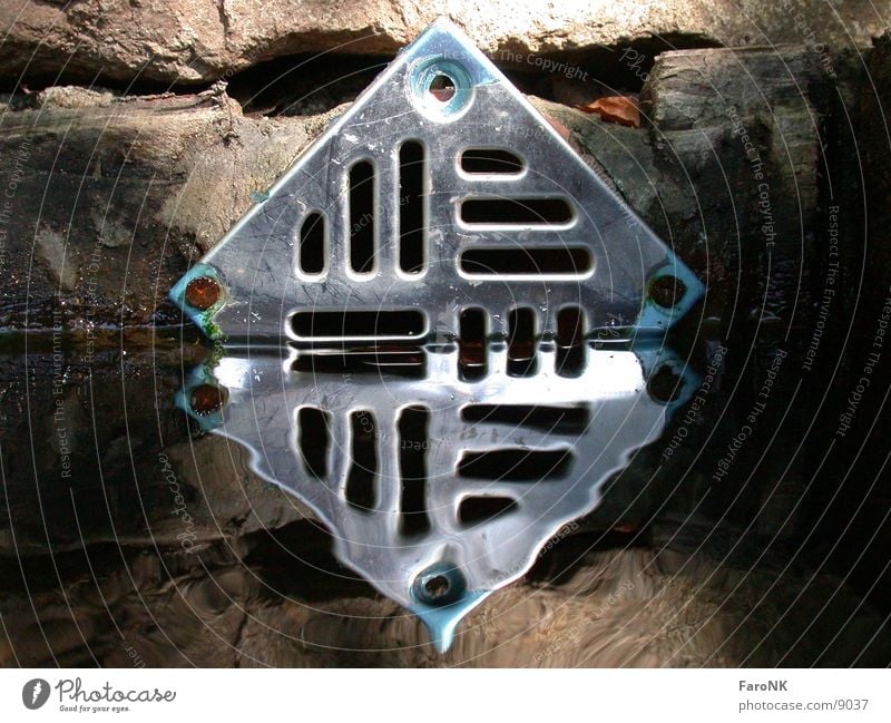 Überlauf Brunnen Licht Fototechnik Wasser Metall