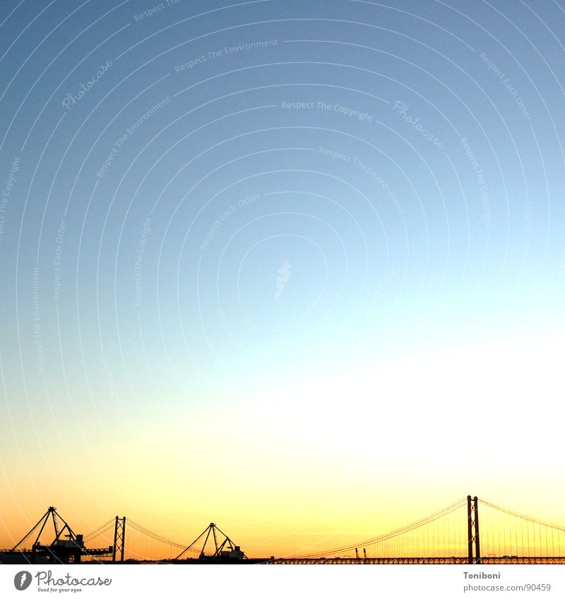 O céu de Lisboa Lissabon Hängebrücke Silhouette Portugal Brücke Hafen Himmel Abend 25.April leer