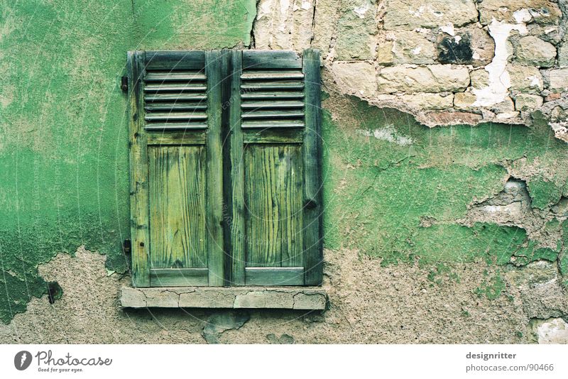 abgefärbt quer Fenster Fensterladen Holz grün Mauer Putz Ton-in-Ton zerbröckelt Ruine Holzmehl Detailaufnahme Farbe Holzbrett Stein alt window shutter color