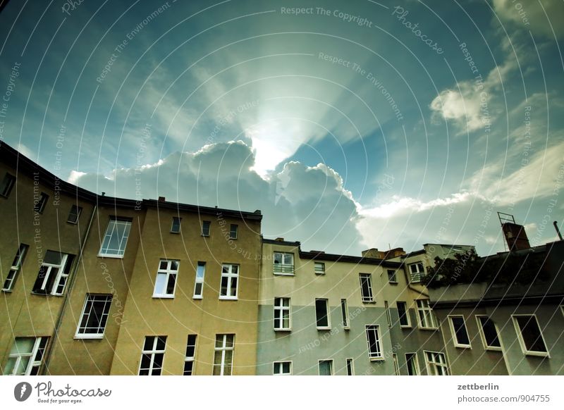 Wolken Himmel Abend Feierabend Haus Wohnhaus Wohnhochhaus Wohngebiet Mehrfamilienhaus Fassade Fenster Häusliches Leben Hinterhof hinten Gasse Rückansicht