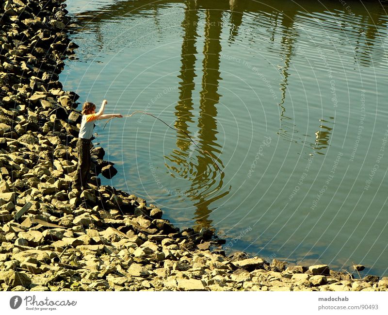 CATCH YOUR ILLUSIONS II Kind See Teich Hafen Angler Angeln Reflexion & Spiegelung Sommer Spielen kindlich kindisch Freizeit & Hobby Unbeschwertheit träumen